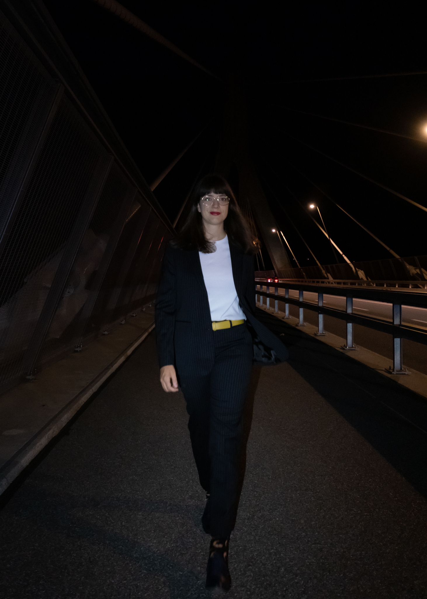 Aurélie Gandoy, avocate à Fribourg, marchant sur le pont de la Poya